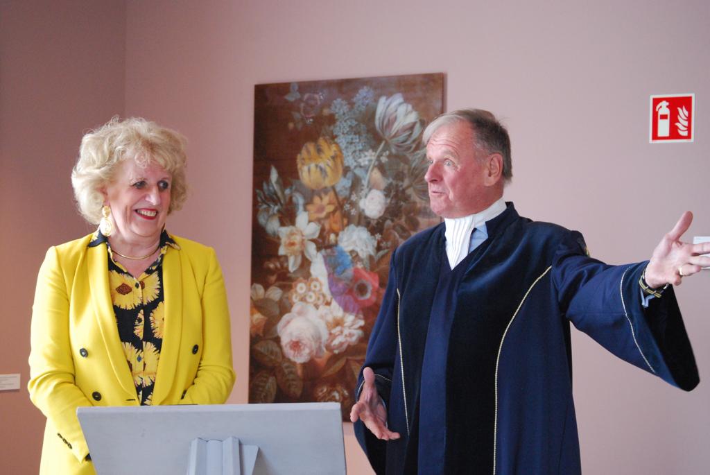 Hanneke Boonstra tijdens een ceremonie naast een spreker in toga